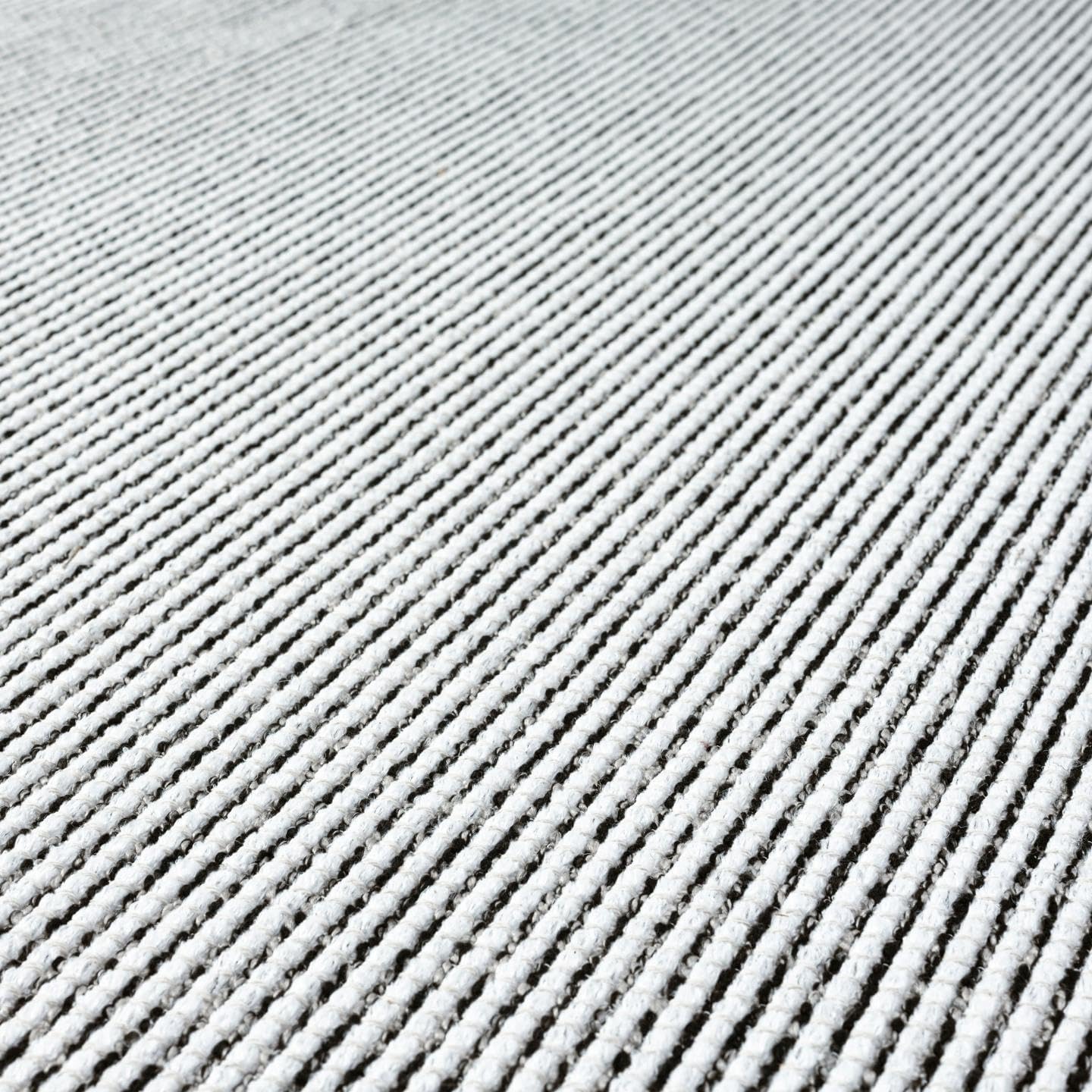 LUXE WEAVERS Machine Woven Two-Tone Black White 9x12 Area Rug, Indoor Stain-Resistant Fringed Carpet